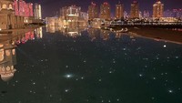 Dari seberang hotel terlihat gedung-gedung tinggi dengan lampu yang kelap-kelip.  (Koreaboo)