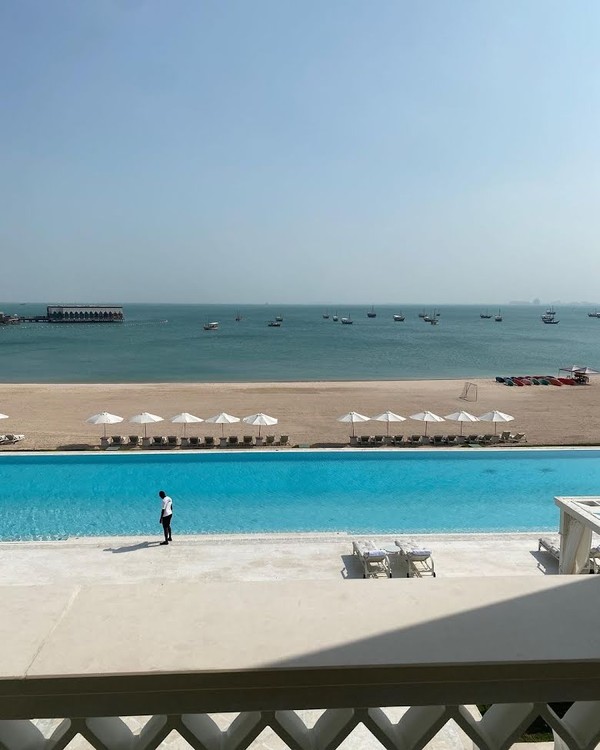 The Chedi Katara dibangun di pinggir laut Doha. Ada 59 kamar dan 32 villa mewah yang ditawarkan untuk tamu. (Koreaboo)