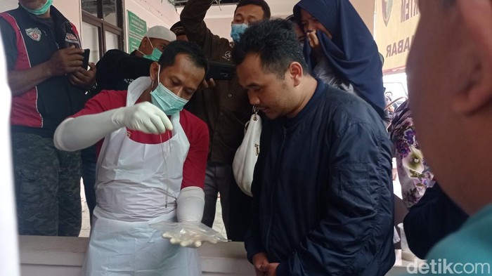 Tim DVI memperlihatkan barang yang digunakan korban yang tertimbun longsor usai gempa Cianjur.