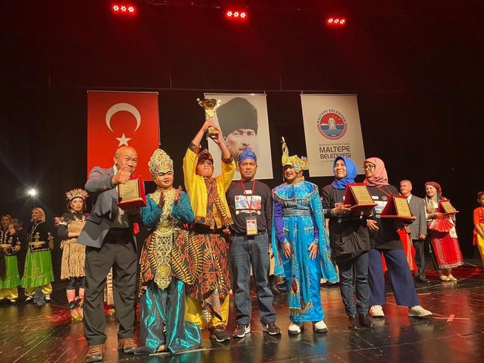 Tim SMP Al-Azhar BSD Jadi Kampiun Festival Seni Budaya di Turki