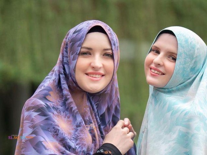 Tips padu padan hijab syari untuk pipi tembem atau chubby. Tips padu padan hijab syari untuk pipi tembem atau chubby.