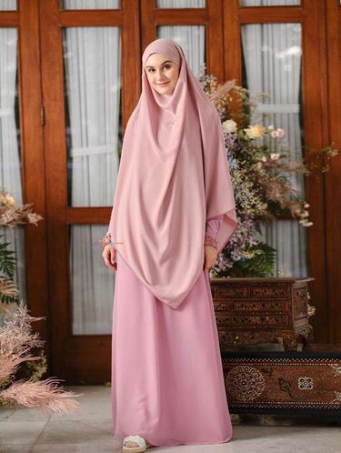 Tips padu padan hijab syar'i untuk pipi tembem atau chubby.