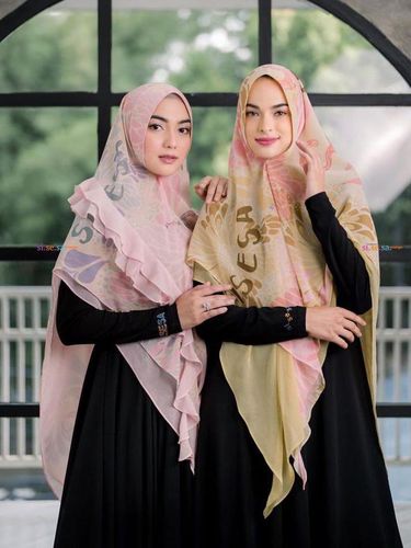 Tips padu padan hijab syar'i untuk pipi tembem atau chubby.
