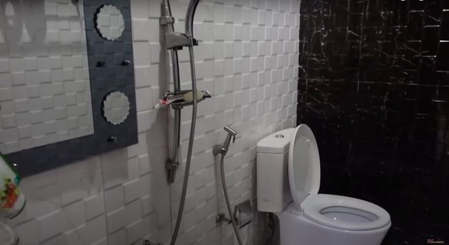 Dari video unggahan Hesti di akun YouTubenya terlihat toilet tersebut didominasi warna hitam dan putih. Warna tersebut sama dengan konsep dapur yang terletak di sebelah toilet, yang juga didominasi warna putih dan sedikit warna abu-abu. Foto: YouTube/Hesti Purwadinata