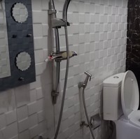 Dari video unggahan Hesti di akun YouTubenya terlihat toilet tersebut didominasi warna hitam dan putih. Warna tersebut sama dengan konsep dapur yang terletak di sebelah toilet, yang juga didominasi warna putih dan sedikit warna abu-abu. Foto: YouTube/Hesti Purwadinata
