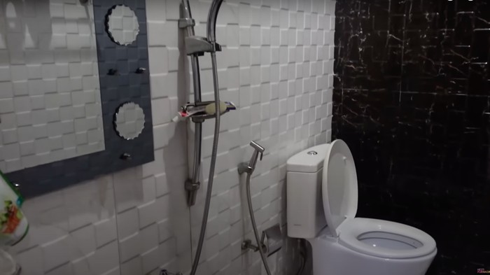Toilet viral di rumah  Ayu Ting Ting