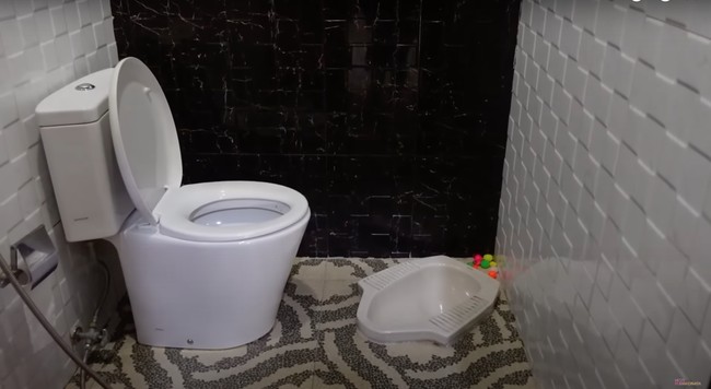 Yang membuat bingung ialah desain kloset duduk dan jongkok yang ada di dalam toilet Ayu Ting Ting tersebut. Seperti yang terlihat, kloset duduknya tampak berhadapan dengan kloset jongkok yang jaraknya tak jauh di depannya. Foto: YouTube/Hesti Purwadinata