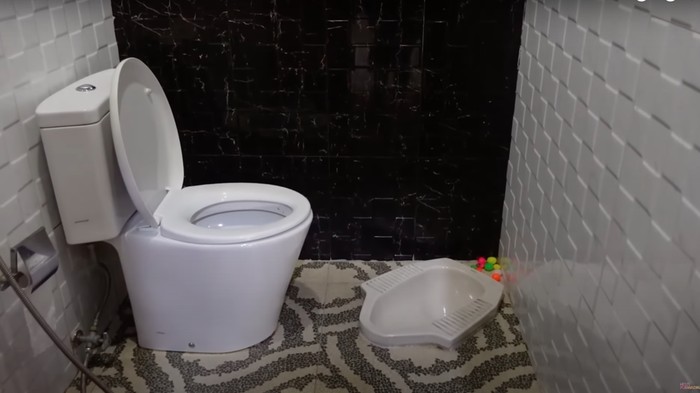 Toilet viral di rumah  Ayu Ting Ting