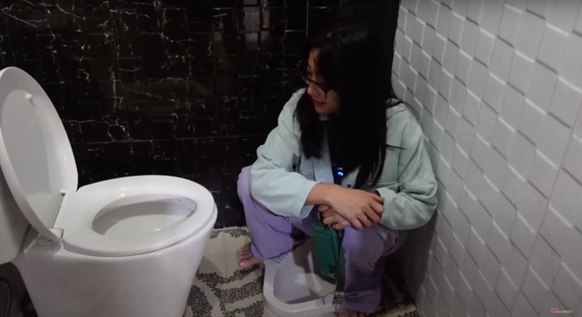 Merasa penasaran, Hesti pun sampai menjajal sendiri bagaimana rasanya menggunakan toilet di rumah tersebut. Ayu sendiri bercerita jika dirinya dan sang anak, Bilqis, pernah menggunakan kloset tersebut secara bersamaan. Kalau gue pernah sama Bilqis. Gue duduk, Bilqis udah kebelet, Bilqis di bawah, terang Ayu. Foto: YouTube/Hesti Purwadinata