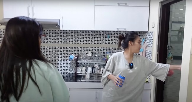 Beberapa waktu lalu Hesti Purwadinata tampak mengunjungi kediaman Ayu Ting Ting. Di sana Hesti pun menyempatkan diri untuk melihat toilet viral di rumah Ayu Ting Ting. Rupanya toilet tersebut terletak di lantai 1 samping dapur rumahnya. Foto: YouTube/Hesti Purwadinata