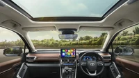 Bicara fitur, Innova HyCross bakal dilengkapi layar instrumen 10 inci dengan fitur konektivitas Android Auto dan Apple CarPlay, disertai material soft touch di bagian tertentu, yang bikin mobil ini jadi terlihat mewah. Selain itu, terdapat pula panoramic sunroof. Foto: Dok. Toyota India