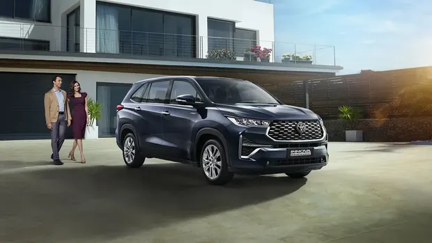 Toyota Innova HyCross 2023 meluncur di India