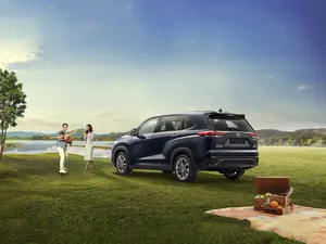 Membandingkan Harga Toyota Innova HyCross dan Innova Zenix