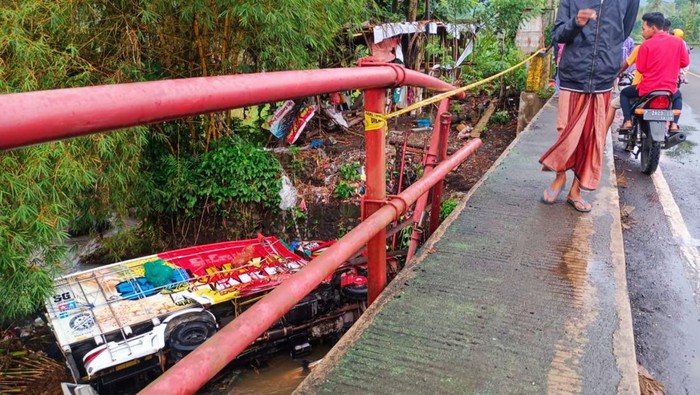 truk terjun ke sungai di banyuwangi
