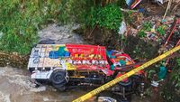 Truk Muat Cabai Terjun Ke Sungai Di Banyuwangi Gegara Sopir Ngantuk