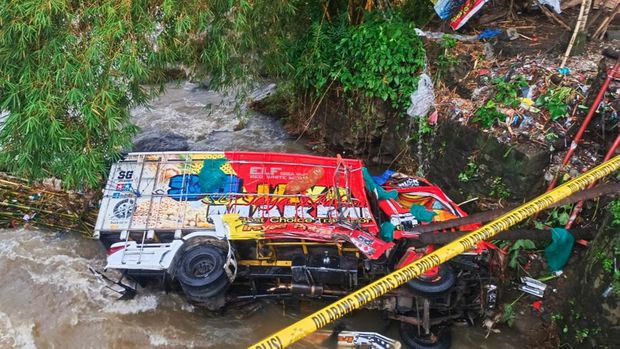 truk terjun ke sungai di banyuwangi