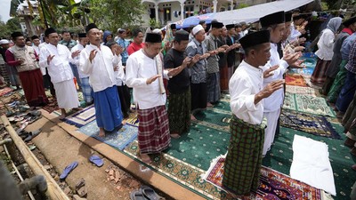 Warga Cianjur Salat Jumat di Antara Reruntuhan Bangunan