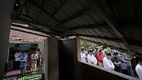 Meski dilaksanakan di luar masjid, salat Jumat berlangsung khusyuk.