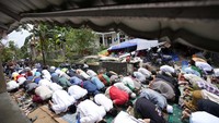 Tidak hanya rumah, gempa bumi juga mengakibatkan bangunan masjid rusak.