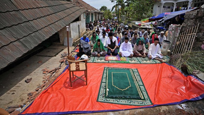 Warga Cianjur Salat Jumat di Antara Reruntuhan Gempa Gempa bumi membuat masjid di Desa Gasol, Cianjur, Jawa Barat, rusak parah, Jumat (25/11/2022). Warga pun menunaikan ibadah salat Jumat di luar masjid.
