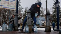 Serangan rudal Rusia membuat sistem air di wilayah tersebut mengalami kerusakan parah. Warga jadi kesulitan untuk mendapatkan air.