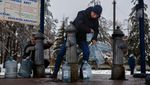 Warga Ukraina Antre Air Bersih Usai Digempur Rudal Rusia
