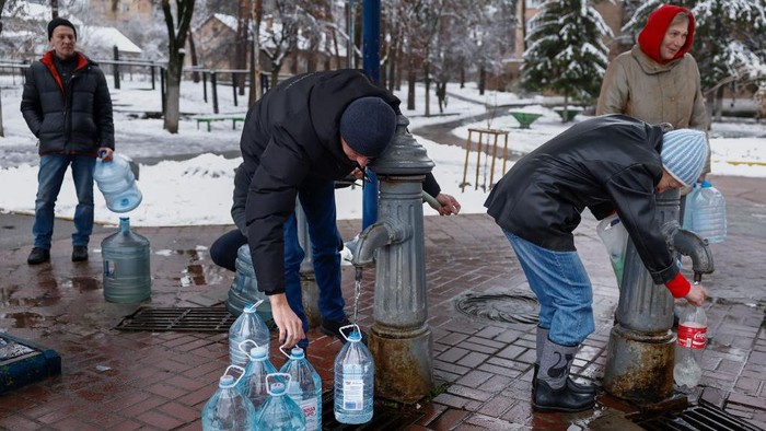 Ukraina kembali diserang rudal oleh Rusia pada Kamis (24/11) kemarin. Serangan itu membuat warga harus kesulitan untuk mendapatkan air.