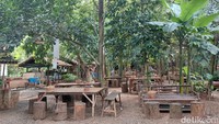 Warung Tuman konsepnya seperti warung-warung di kampung yang sederhana. Jadi di sini tidak ada wifi karena mereka ingin pengunjung yang datang memang untuk makan dan mengobrol dengan keluarganya.