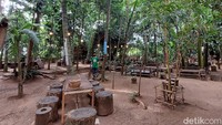 Walau siang cukup panas, namun karena lokasinya banyak pepohonan, terasa sejuk di bawahnya.
