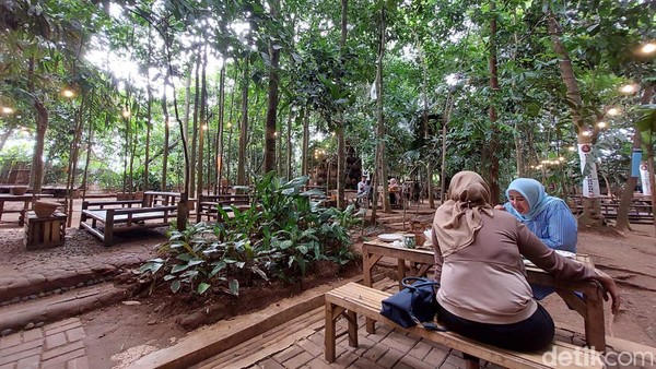 Traveler bisa pilih mau makan dimana, ingin di meja yang terbuka atau di saung-saung. Namun bangku outdoornya lebih banyak dibanding semi indoor. Walaupun outdoor tapi rindang kok. Traveler bisa pilih mau makan dimana, ingin di meja yang terbuka atau di saung-saung. Namun bangku outdoornya lebih banyak dibanding semi indoor. Walaupun outdoor tapi rindang kok.
