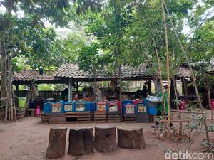 Hidden Gem Tangsel, Lewat Kuburan Dulu untuk Bisa Makan