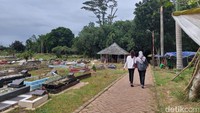 Untuk sampai di lokasi warung, kamu harus jalan kaki dulu sekitar 5 menitan dari area parkiran lho. Nantinya kamu akan melewati beberapa warung tanaman dan cemilan serta area pemakaman.