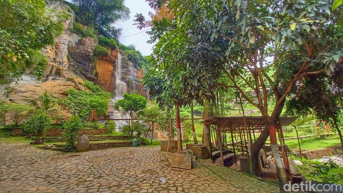 Wisata Curug Batu Templek di Bandung