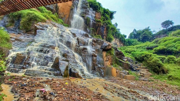 Wisata Curug Batu Templek di Bandung