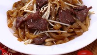 Kwetiau goreng sapi ala warung tenda Chinese food bisa dibikin sendiri di rumah. Teksturnya kenyal dan rasanya gurih dengan bumbu minimalis yang mantap rasanya. Ini dia resep lengkapnya. Foto: iStock