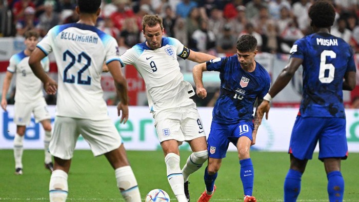 Englands forward #09 Harry Kane (L) and USAs forward #10 Christian Pulisic fight for the ball during the Qatar 2022 World Cup Group B football match between England and USA at the Al-Bayt Stadium in Al Khor, north of Doha on November 25, 2022. (Photo by Patrick T. FALLON / AFP) (Photo by PATRICK T. FALLON/AFP via Getty Images)