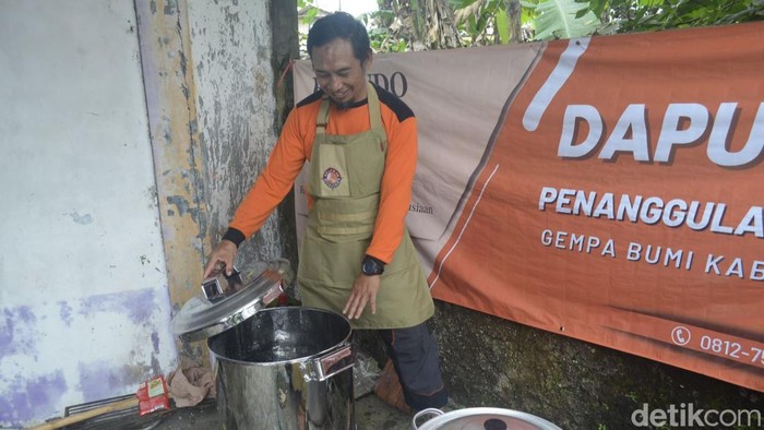 Aktivitas Dudi memasak bagi para pengungsi.