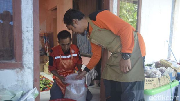 Aktivitas Dudi memasak bagi para pengungsi.