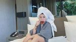 Gaya Angela Lee Saat Floating Breakfast dan Mukbang Bakso Raksasa