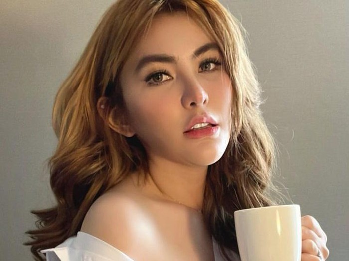 Gaya Angela Lee Saat Floating Breakfast dan Mukbang Bakso Raksasa