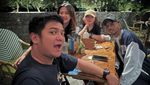 Gaya Angela Lee Saat Floating Breakfast dan Mukbang Bakso Raksasa
