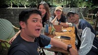 Angela Lee paling suka menghabiskan waktu bersama teman-temannya. Makan bersama dan memesan banyak makanan menjadi kegiatan rutin yang tak boleh dilewatkan bersama sahabatnya. Foto: Instagram/angelalee87