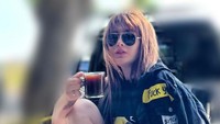 Angela Lee juga tak malu untuk duduk lesehan di tepi jalan. Segelas kopi hitam menjadi temannya saat hangout bersama teman-teman secara kaki lima. Foto: Instagram/angelalee87