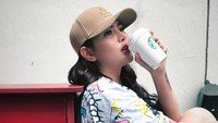 Minum kopi seolah identik dengan dirinya. Setiap kegiatannya, ia selalu mengawali dengan kopi untuk membantu tubuhnya lebih berenergi dan tak loyo saat menjalani aktivitas yang padat. Foto: Instagram/angelalee87