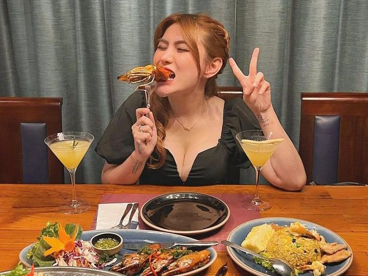 Gaya Angela Lee Saat Floating Breakfast dan Mukbang Bakso Raksasa