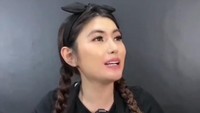 Angela Lee pernah menerima tantangan menghabiskan bakso berukuran raksasa. Awalnya dirinya sangat terkejut ketika melihat ukuran bakso yang diberikan, tetapi ia tetap berhasil menyelesaikan tantangannya. Foto: Instagram/angelalee87
