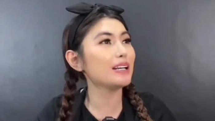 Gaya Angela Lee Saat Floating Breakfast dan Mukbang Bakso Raksasa