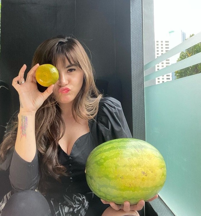 Gaya Angela Lee Saat Floating Breakfast dan Mukbang Bakso Raksasa