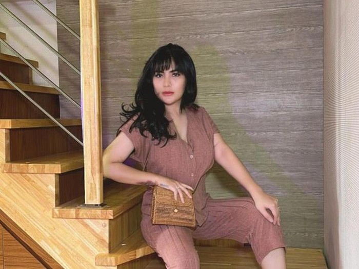 Gaya Angela Lee Saat Floating Breakfast dan Mukbang Bakso Raksasa