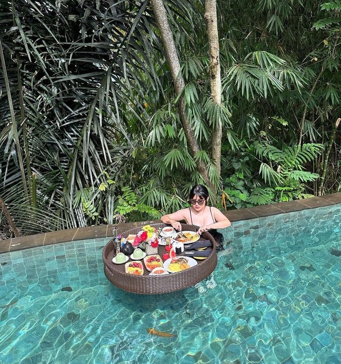 Gaya Angela Lee Saat Floating Breakfast dan Mukbang Bakso Raksasa